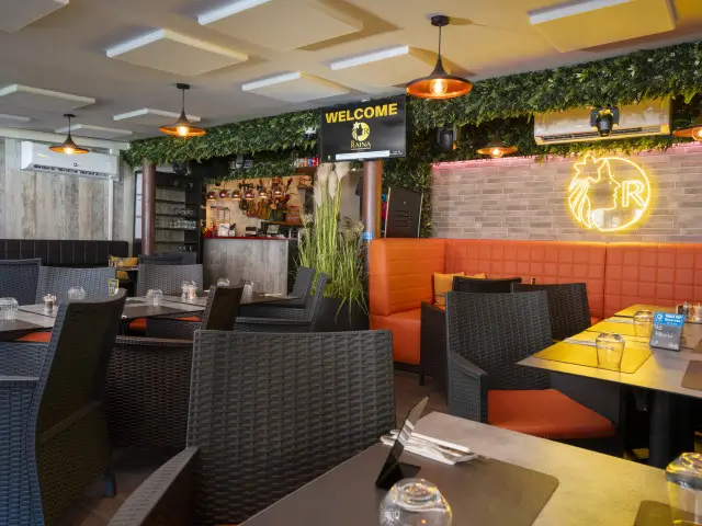 Intérieur du restaurant avec le néon