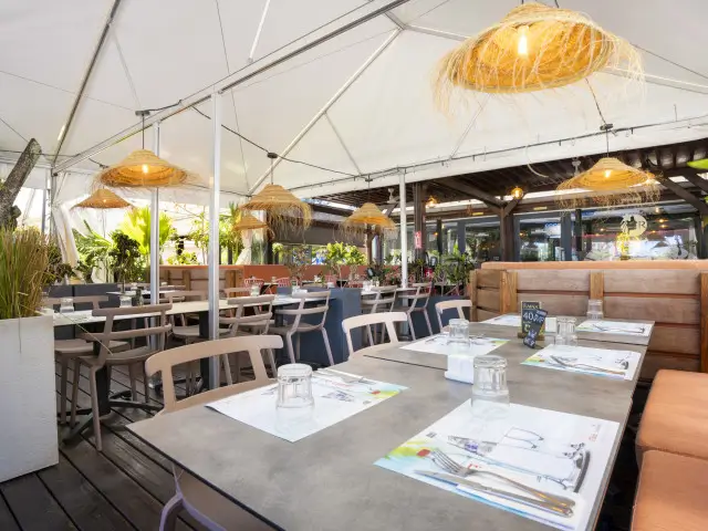 Tables sur la terrasse